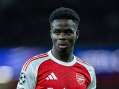 Mikel Arteta povedal Bukayovi Sakovi o luxuse v Arsenale teraz pri pripomienke Arséna Wengera Bukayo Saka sa pozerá