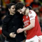 Tréner Arsenalu Mikel Arteta (vľavo) podporil Declana Ricea (vpravo), aby vyhral Zlatú loptu