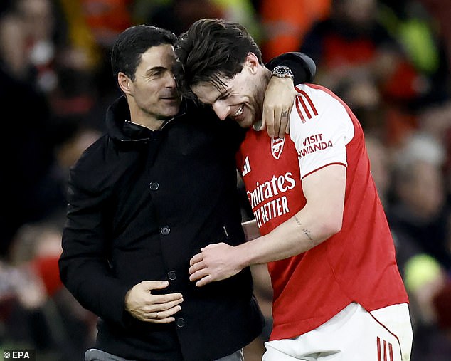 Mikel Arteta sa odvážne hlási k hviezdnemu mužovi Declanovi Riceovi Tréner Arsenalu Mikel Arteta (vľavo) podporil Declana Ricea (vpravo), aby vyhral Zlatú loptu