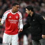 Obranca Arsenalu Gabriel (vľavo) bude chýbať niekoľko týždňov, prezradil Mikel Arteta (vpravo).