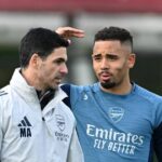 Tréner Arsenalu Mikel Arteta sa počas tréningu rozpráva s Gabrielom Jesusom
