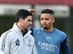 Mikel Arteta vydal verdikt prestupu Arsenalu po aktualizácii zranenia Gabriela Jesusa Tréner Arsenalu Mikel Arteta sa počas tréningu rozpráva s Gabrielom Jesusom