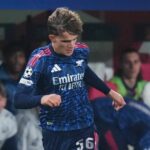 Max Dowman z Arsenalu behá s loptou počas úvodnej fázy futbalového zápasu Ligy majstrov medzi Slaviou Praha a Arsenalom