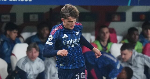 Mikel Arteta vysvetľuje, prečo je Max Dowman výnimočný po prekonaní Max Dowman z Arsenalu behá s loptou počas úvodnej fázy futbalového zápasu Ligy majstrov medzi Slaviou Praha a Arsenalom