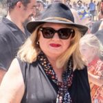 Ministerka pre ženy Viktórie Natalie Hutchins odhalila, že ju hráči Essendonu tápali, zatiaľ čo poslanci diskutovali o obmedzení dohôd o mlčanlivosti, ktoré umlčia obete.