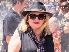 Ministerka pre ženy vo Victorii tvrdí, že keď pracovala ako čašníčka, osahávali ju futbalisti Ministerka pre ženy Viktórie Natalie Hutchins odhalila, že ju hráči Essendonu tápali, zatiaľ čo poslanci diskutovali o obmedzení dohôd o mlčanlivosti, ktoré umlčia obete.