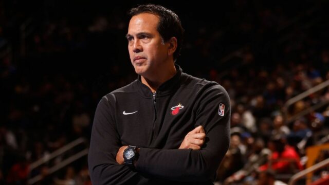 Mohutný požiar ničí dom, ktorý vlastní tréner Heat Erik Spoelstra Mohutný požiar ničí dom, ktorý vlastní tréner Heat Erik Spoelstra