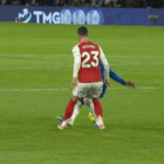 Moises Caicedo bol poslaný do hororovej výzvy, na ktorú sa „nedá pozerať bez toho, aby ste sa nemrkli“