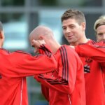 LIVERPOOL, ANGLICKO - 25. SEPTEMBER: (VYCHÁDZA SLNKO) Dirk Kuyt z Liverpoolu oslavuje svoj gól s Paulom Koncheskym z Liverpoolu počas zápasu Barclays Premier League medzi Liverpoolom a Sunderlandom na Anfielde 25. septembra 2010 v Liverpoole v Anglicku. (Foto: John Powell/Liverpool FC cez Getty Images)