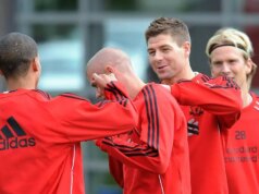 „Moja kariéra v Liverpoole bola v problémoch, keď moja mama zaútočila na fanúšikov – teraz to ľutuje.“ LIVERPOOL, ANGLICKO - 25. SEPTEMBER: (VYCHÁDZA SLNKO) Dirk Kuyt z Liverpoolu oslavuje svoj gól s Paulom Koncheskym z Liverpoolu počas zápasu Barclays Premier League medzi Liverpoolom a Sunderlandom na Anfielde 25. septembra 2010 v Liverpoole v Anglicku. (Foto: John Powell/Liverpool FC cez Getty Images)