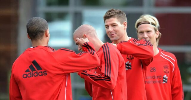 LIVERPOOL, ANGLICKO - 25. SEPTEMBER: (VYCHÁDZA SLNKO) Dirk Kuyt z Liverpoolu oslavuje svoj gól s Paulom Koncheskym z Liverpoolu počas zápasu Barclays Premier League medzi Liverpoolom a Sunderlandom na Anfielde 25. septembra 2010 v Liverpoole v Anglicku. (Foto: John Powell/Liverpool FC cez Getty Images)