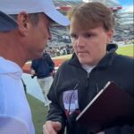 Hlavný tréner Furious Ole Miss Lane Kiffin bol v sobotu videný ako zápasí s reportérom