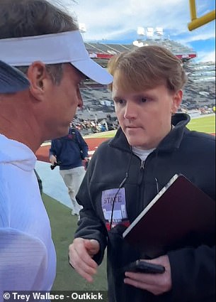Moment Ole Miss tréner Lane Kiffin konfrontuje reportéra, ktorý ho Hlavný tréner Furious Ole Miss Lane Kiffin bol v sobotu videný ako zápasí s reportérom