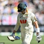 Mimoriadny Steve Smith bol prepustený na 17 v deň otvorenia Ashes