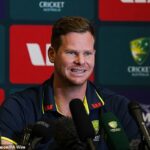 Monty Panesar vrátil úder Stevovi Smithovi, na obrázku, po tom, čo sa austrálsky kapitán posmieval jeho vystúpeniu na Mastermind