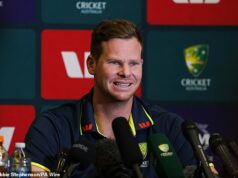 Monty Panesar sa vrátil k Stevovi Smithovi: Anglický kultový hrdina si dal ĎALŠIE švihnutie v Sandpapergate po tom, čo austrálsky kapitán zosmiešnil súperovu žalostnú snahu o Mastermind Monty Panesar vrátil úder Stevovi Smithovi, na obrázku, po tom, čo sa austrálsky kapitán posmieval jeho vystúpeniu na Mastermind