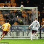 Alexander Schwolow robí skvelý zákrok, aby udržal skóre na úrovni