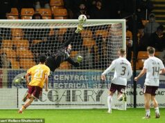 Motherwell 0-0 Hearts: Muži z McInnes potrebujú šok po krotkej remíze, ktorá ich posunula o päť bodov Alexander Schwolow robí skvelý zákrok, aby udržal skóre na úrovni