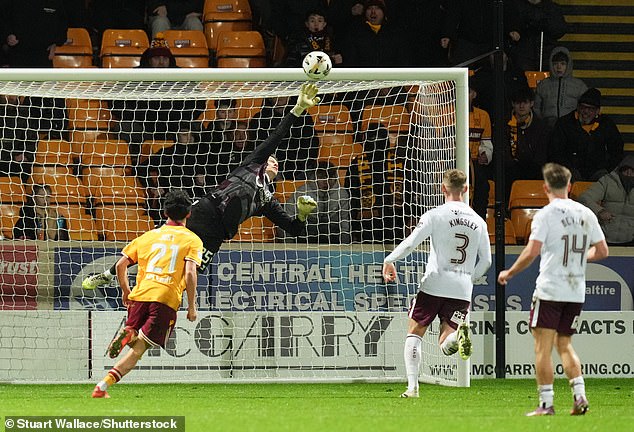 Motherwell 0-0 Hearts: Muži z McInnes potrebujú šok po krotkej Alexander Schwolow robí skvelý zákrok, aby udržal skóre na úrovni