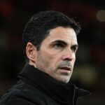 Mikel Arteta, manažér Arsenalu, sa pozerá pred zápasom