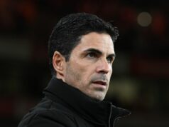 Musel som Mikelovi Artetovi povedať do očí, že chcem odísť z Arsenalu – takto reagoval Mikel Arteta, manažér Arsenalu, sa pozerá pred zápasom