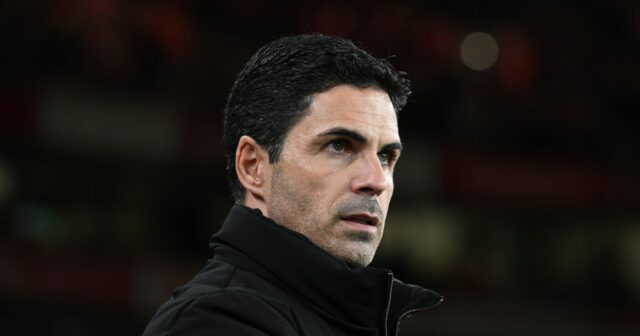 Mikel Arteta, manažér Arsenalu, sa pozerá pred zápasom