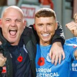 Lewis Hardcastle (vpravo) po boku manažéra Warrington Rylands Neila Reynoldsa.