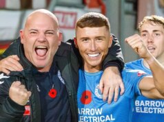 Musel som odísť do futbalového dôchodku s diagnózou „najhoršie srdce“ – ale o päť rokov neskôr som späť Lewis Hardcastle (vpravo) po boku manažéra Warrington Rylands Neila Reynoldsa.