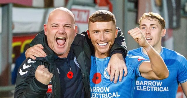 Musel som odísť do futbalového dôchodku s diagnózou „najhoršie srdce“ Lewis Hardcastle (vpravo) po boku manažéra Warrington Rylands Neila Reynoldsa.