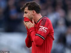 Muž bol zatknutý za údajné napádanie Masona Mounta s verbálnym napádaním počas stretu v Tottenhame – po tom, čo Spurs dostali pokutu 75 000 £, keď bola hviezda Man United v minulej sezóne terčom homofóbnych skandovaní Mason Mount bol údajne predmetom hanebných verbálnych útokov, keď Man United čelil Spurs