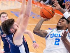 Mužský basketbalový klub UCLA s číslom 15 zaostáva v prehre s číslom 5 v Arizone Mužský basketbalový klub UCLA s číslom 15 zaostáva v prehre s číslom 5 v Arizone