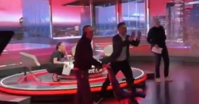 Na internete unikol chválospev bývalej hviezdy Premier League mimo kamier Zdá sa, že Kevin Doyle počas osláv po dramatickom góle Írskej republiky urobil gesto.