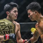 Nadaka preukazuje rešpekt padlému nepriateľovi Numsurinovi v zákulisí po víťazstve titulu na ONE 173