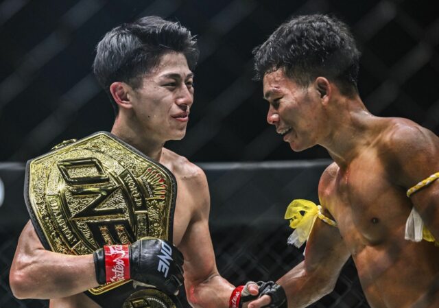 Nadaka preukazuje rešpekt padlému nepriateľovi Numsurinovi v zákulisí po víťazstve Nadaka preukazuje rešpekt padlému nepriateľovi Numsurinovi v zákulisí po víťazstve titulu na ONE 173