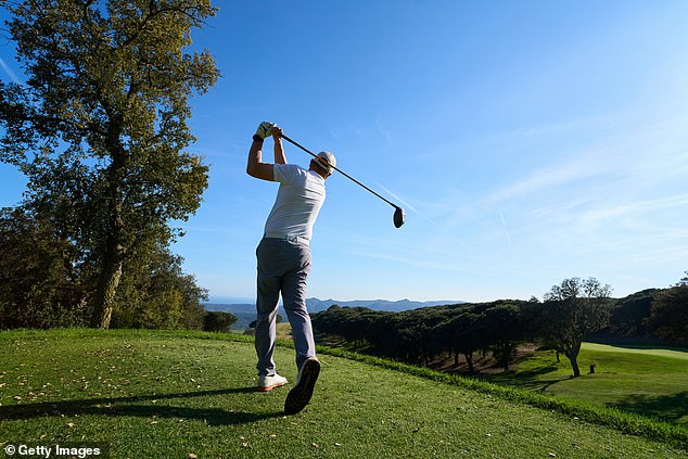 Najlepší sprievodca golfovými palicami: Náš odborník vyskúšal 67 najlepších na Tu v Daily Mail Sport sme v priebehu rokov mali možnosť otestovať desiatky palíc a vybrali sme naše špičkové ovládače, žehličky, wedge a puttery pre skúsených a zlepšujúcich sa hráčov.