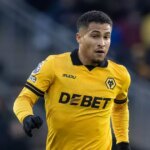 Joao Gomes pri lopte pre Wolves.