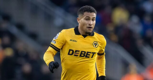 Joao Gomes pri lopte pre Wolves. 