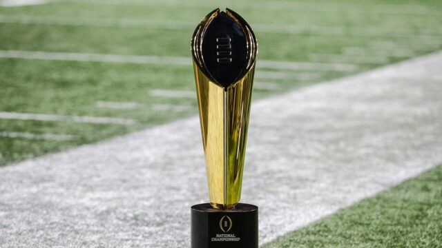 Najnovšie rebríčky College Football Playoff vykazujú minimálny pohyb
