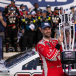 Séria NASCAR Cup Sunoco nováčik roka, Shane van Gisbergen pózuje na červenom koberci počas 2025 NASCAR Awards Show v JW Marriott Desert Ridge Resort & Spa - Zdroj: Getty