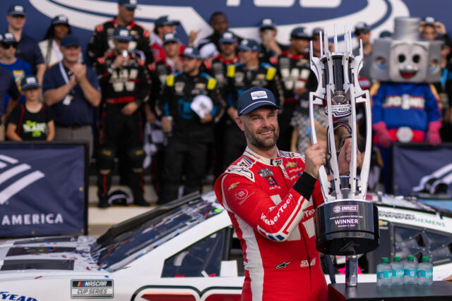 Najnovšie rozhodnutie Trackhouse vháňa Shaneovi van Gisbergenovi slzy do očí Séria NASCAR Cup Sunoco nováčik roka, Shane van Gisbergen pózuje na červenom koberci počas 2025 NASCAR Awards Show v JW Marriott Desert Ridge Resort & Spa - Zdroj: Getty