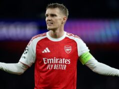 Najnovšie z Arsenalu: Dohoda s Martinom Odegaardom sa objavila, keď rozhodnutie o prestupe zanechalo ikonu v nevere Stredopoliar Martin Odegaard v akcii za Arsenal začiatkom tejto sezóny