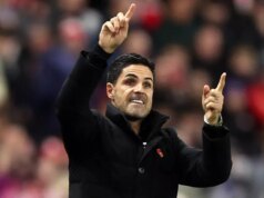 Najnovšie z Arsenalu: Gunners chcú poraziť Man Utd a podpísať zmluvu, keď sa objaví súkromný hovor Mikela Artetu Mikel Arteta, manažér Arsenalu, reaguje počas zápasu Premier League medzi Sunderlandom a Arsenalom na Stadium of Light 8. novembra 2025 v Sunderlande v Anglicku.