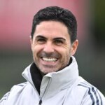 Mikel Arteta, manažér / hlavný tréner Arsenalu, tlieska fanúšikom na plný úväzok počas zápasu Premier League medzi Sunderlandom a Arsenalom