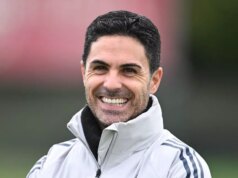 Najnovšie z Arsenalu: Mikel Arteta odovzdal prestupovú podporu vo výške 85 miliónov libier počas plánovacieho stretnutia klubu Mikel Arteta, manažér / hlavný tréner Arsenalu, tlieska fanúšikom na plný úväzok počas zápasu Premier League medzi Sunderlandom a Arsenalom