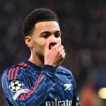 PRAHA, ČESKÁ REPUBLIKA - 4. NOVEMBRA: Ethan Nwaneri z Arsenalu sa pozerá na zápas MD4 fázy Ligy majstrov UEFA 2025/26 medzi SK Slavia Praha a Arsenal FC v Eden Arene 4. novembra 2025 v Prahe, Česká republika. (Foto: Stuart MacFarlane/Arsenal FC cez Getty Images)