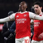 Eberechi Eze oslavuje, keď v zápase Premier League medzi Arsenalom a Tottenhamom Hotspur na Emirates Stadium strelil svoj hetrik na 4:1.