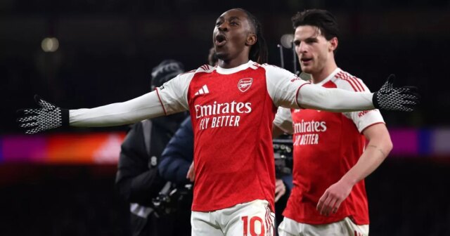 Eberechi Eze oslavuje, keď v zápase Premier League medzi Arsenalom a Tottenhamom Hotspur na Emirates Stadium strelil svoj hetrik na 4:1.