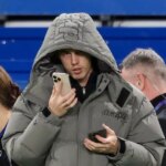 Cole Palmer sa rozpráva s Enzom Marescom