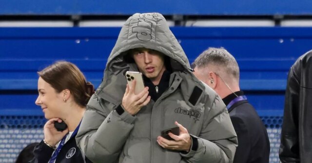 Cole Palmer sa rozpráva s Enzom Marescom