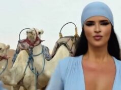 Najsexi fanúšik majstrovstiev sveta je teraz DJ v púšti, pretože ťavy nevedia, kam sa majú pozerať Ivana Knollová